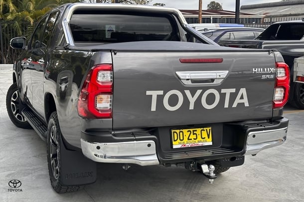 2020 Toyota HiLux 4x4 SR5 image 2