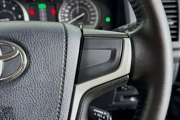 2017 Toyota LANDCRUISER GXL image 17