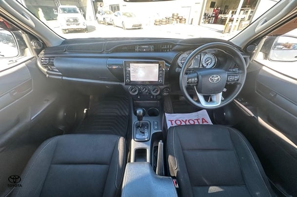 2022 Toyota Hilux SR image 12