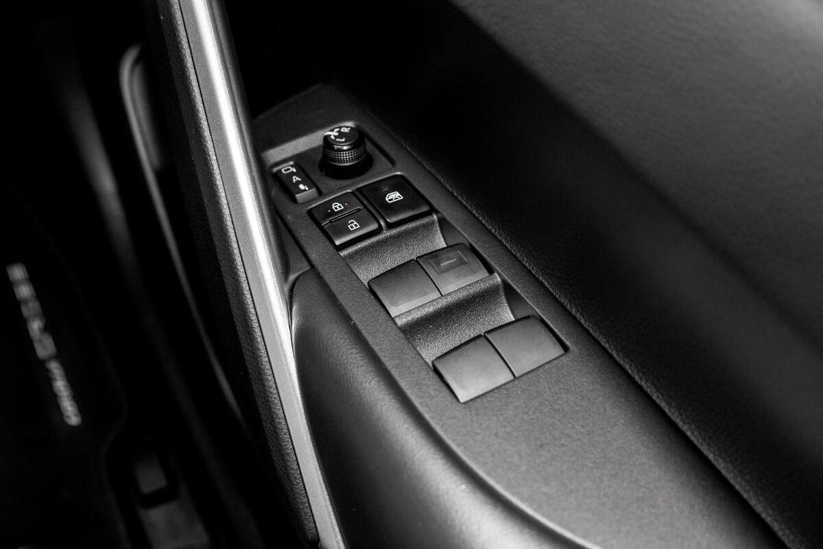 2024 Toyota Corolla Cross Atmos Auto eFour image 17