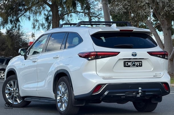 2023 Toyota KLUGER HYBRID AWD GRANDE image 5