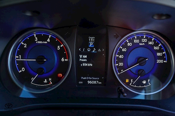 2015 Toyota HILUX SR5 image 11