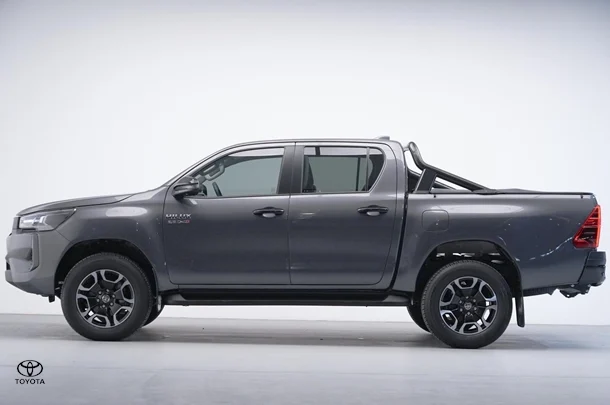 2024 Toyota Hilux 4x4 SR5 image 3