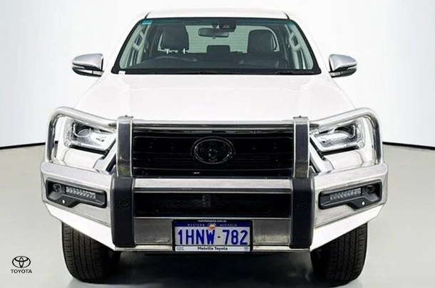 2022 Toyota Hilux SR5 image 2