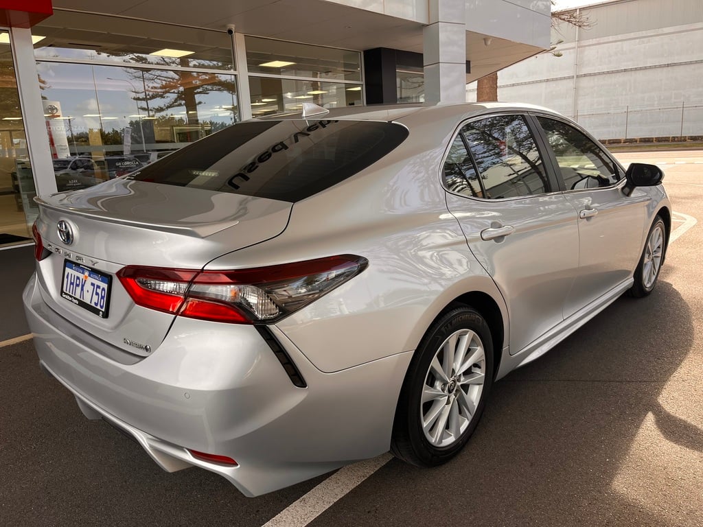 2021 Toyota Camry Hybrid Ascent Sport image 3