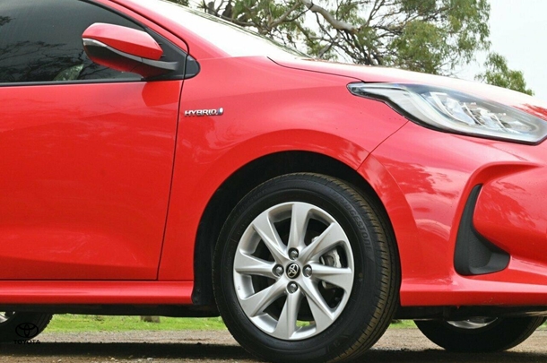 2021 Toyota Yaris HB Hybrid SX image 6