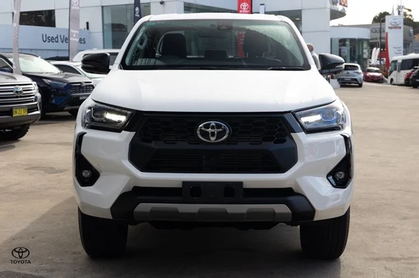 2024 Toyota Hilux 4x4 SR5 image 3