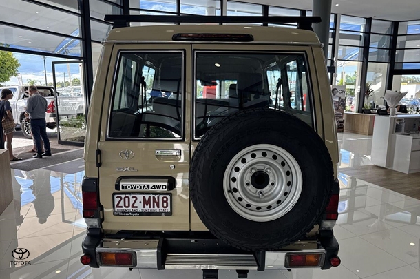 2023 Toyota LC Military GXL image 11