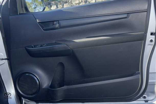 2017 Toyota HILUX SR image 22