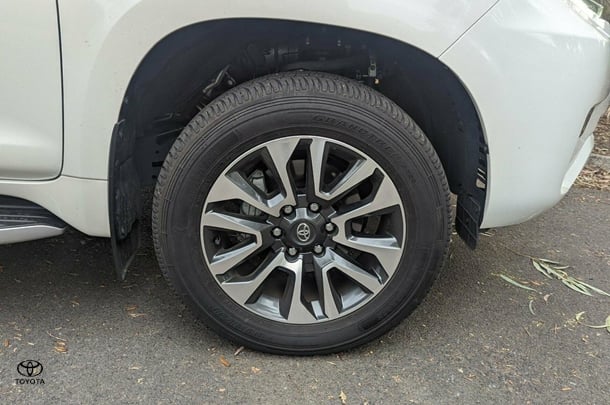 2022 Toyota Prado VX image 7