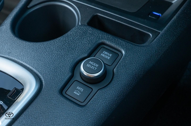 2024 TOYOTA Hilux 4x4 SR5 image 18