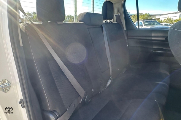 2022 Toyota Hilux SR image 13
