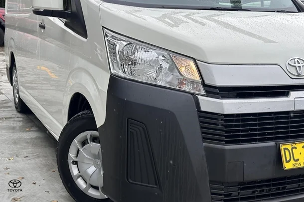 2021 Toyota HiAce LWB image 3