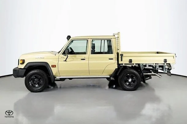2025 Toyota LANDCRUISER MILITARY GXL image 5