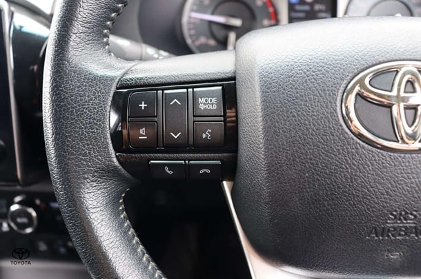 2020 Toyota Hilux 4x4 SR5 image 14