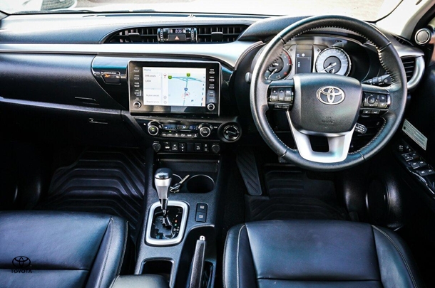 2021 Toyota Hilux 4x4 SR5 image 12