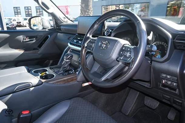 2023 TOYOTA Landcruiser Sahara image 7