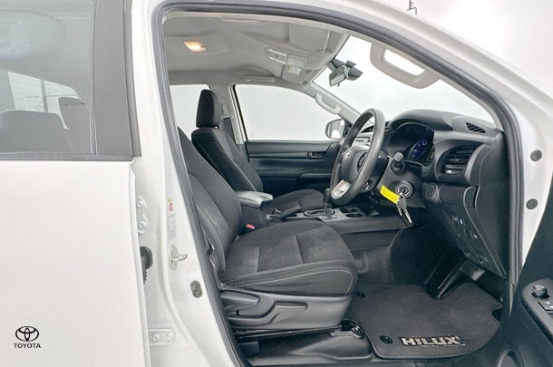 2019 Toyota Hilux SR image 12