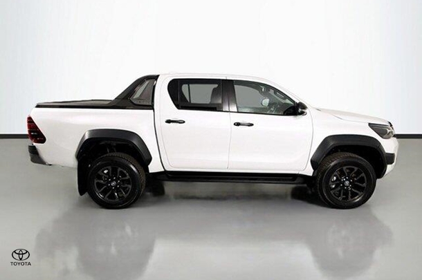 2022 Toyota Hilux Rogue image 11