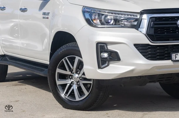 2019 Toyota HILUX SR5 image 6