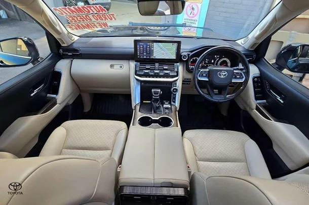 2022 Toyota LandCruiser Sahara image 3