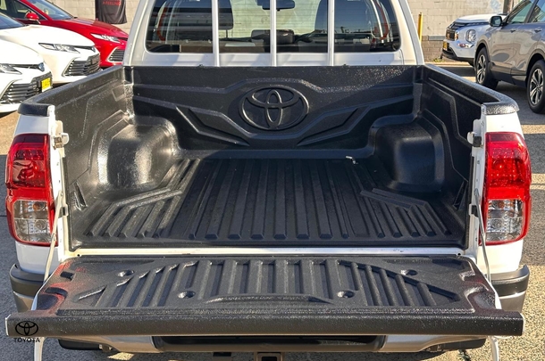 2022 Toyota HiLux 4x4 SR image 7