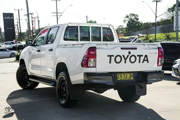 2019 Toyota Hilux 4x2 SR image 2