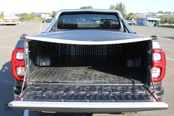 2023 Toyota Hilux 4x4 SR5 image 16