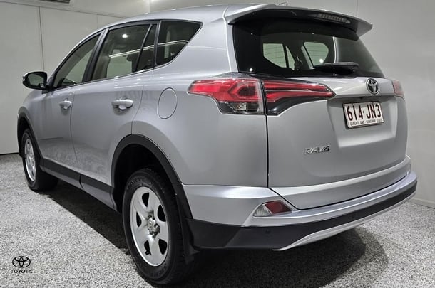 2018 Toyota RAV4 GX-2WD image 4