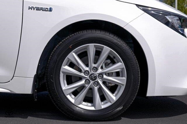 2024 Toyota Corolla Hatch Hybrid Ascent Sport image 12