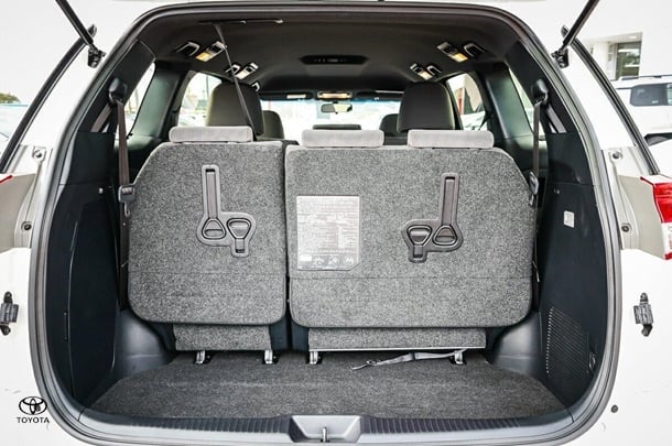 2019 Toyota Tarago GLi image 9
