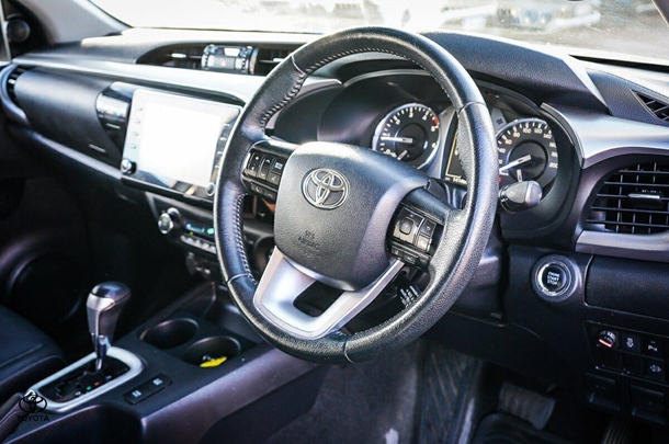 2021 Toyota Hilux 4x4 SR5 image 16