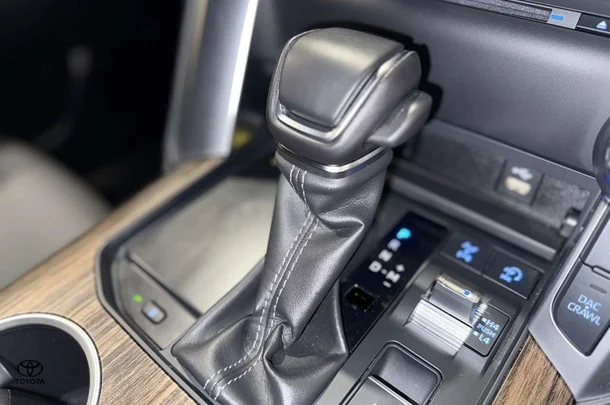 2022 Toyota Landcruiser VX image 24