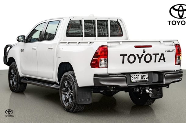 2023 Toyota HILUX SR image 5