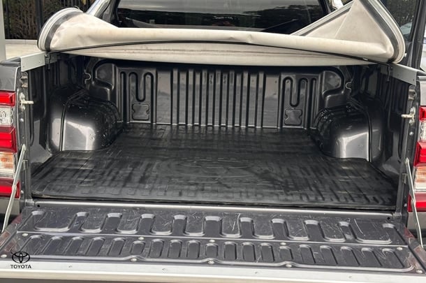 2020 Toyota HiLux 4x4 SR5 image 24
