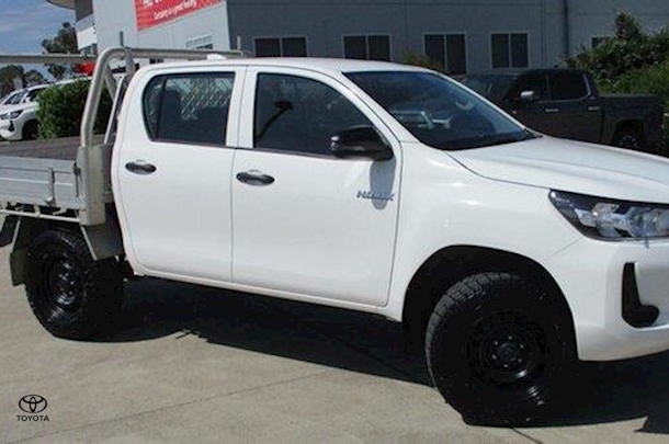 2023 Toyota Hilux 4x4 SR5 image 2
