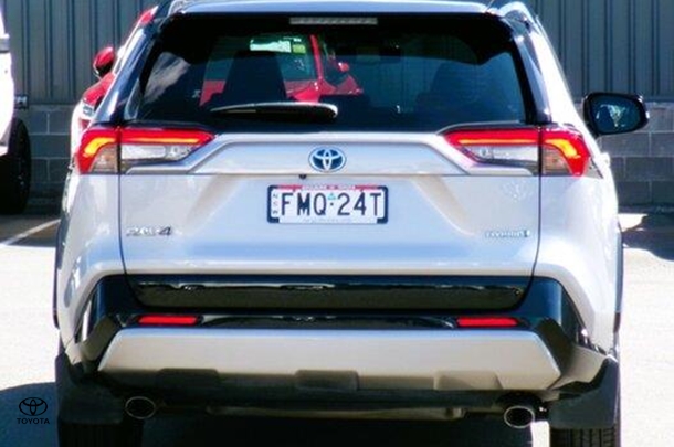 2022 Toyota RAV4 XSE image 9