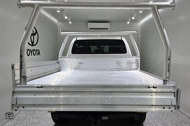 2023 Toyota Hilux SR5 image 5