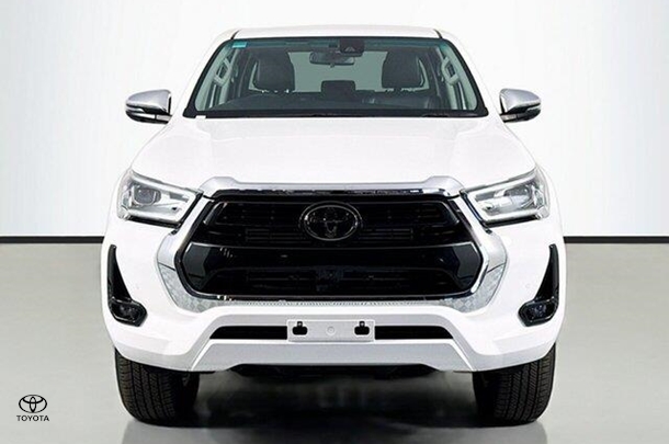 2023 Toyota Hilux SR5 image 2