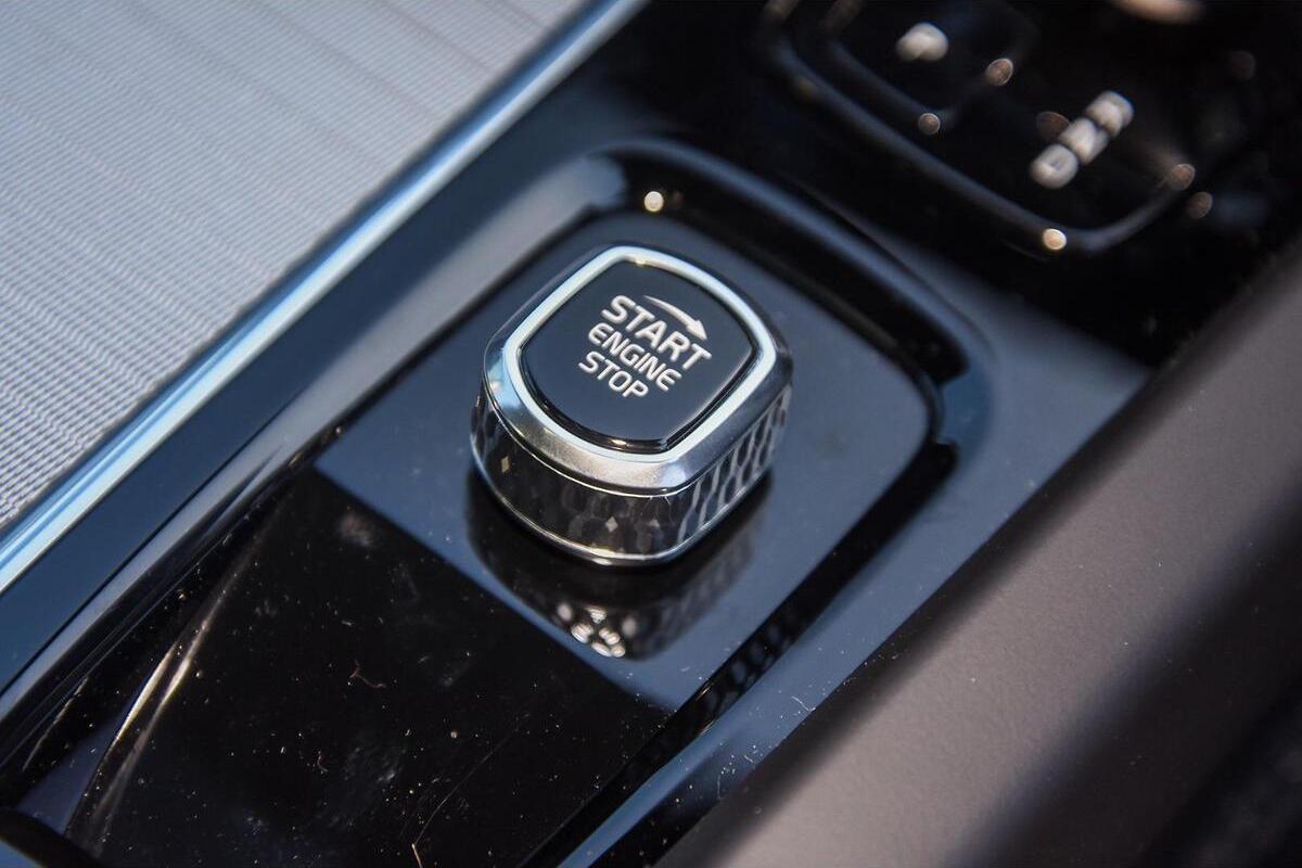 2025 Volvo XC60 Ultra T8 Plug-In Hybrid Auto AWD MY25 image 17