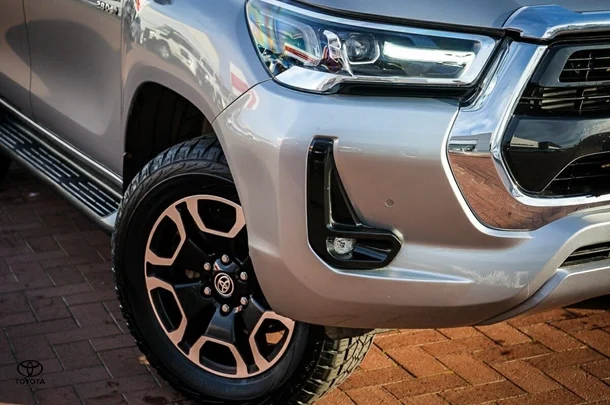 2021 Toyota Hilux 4x4 SR5 image 2