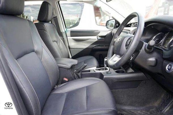 2020 Toyota Hilux 4x4 SR5 image 4
