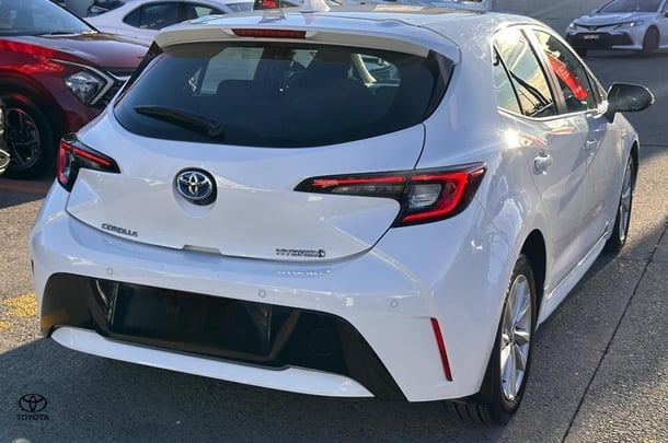 2023 Toyota Corolla Hatch Hybrid Ascent Sport image 8
