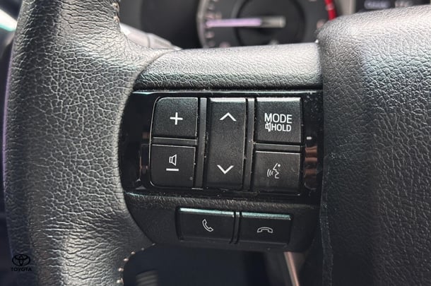 2020 Toyota HiLux 4x4 SR5 image 15