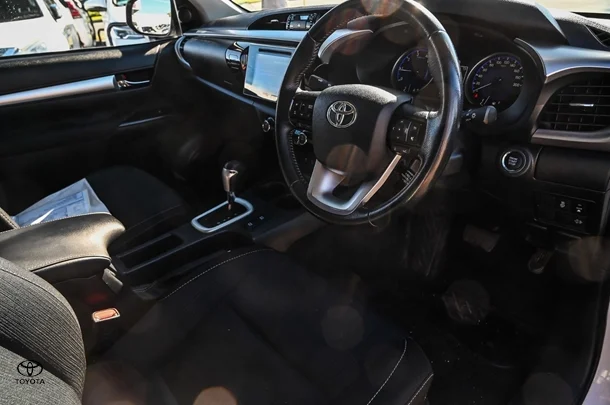 2020 Toyota HILUX SR5 image 7