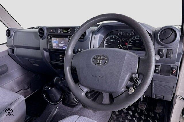 2021 Toyota LANDCRUISER MILITARY GXL image 18
