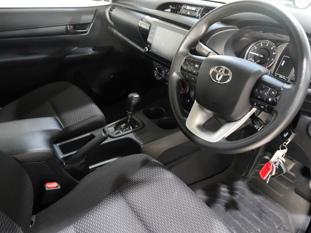 2022 Toyota Hilux Workmate image 16