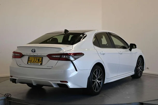 2023 Toyota Camry Hybrid SL image 3