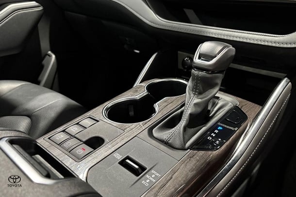 2024 Toyota Kluger Hybrid AWD GRANDE image 18