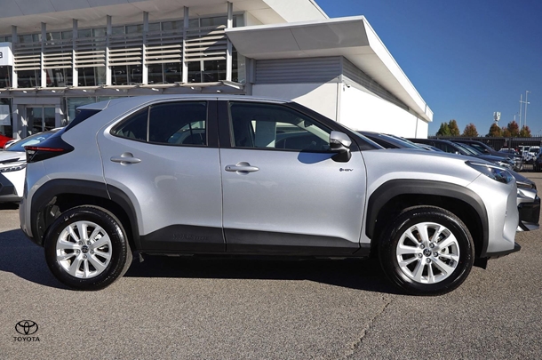 2024 Toyota Yaris Cross Hybrid GX image 10